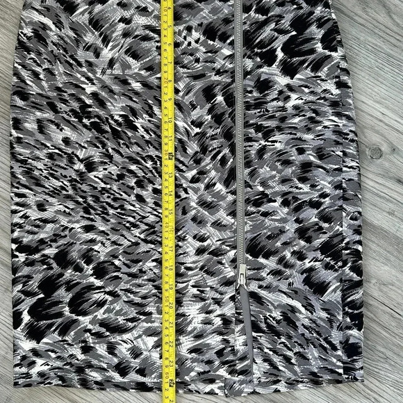 Talbots Black, Gray, White Print Pencil Skirt with Zipper Closure in Front Sz 6 - Picture 5 of 8